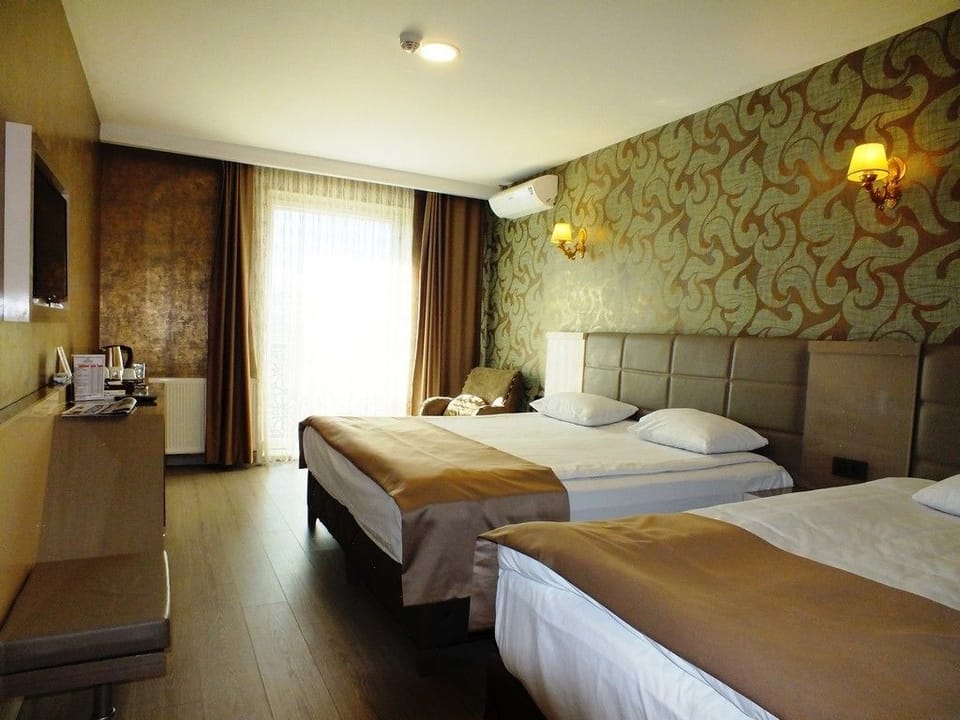 Deluxe Triple Room | Minibar, in-room safe, laptop workspace, soundproofing