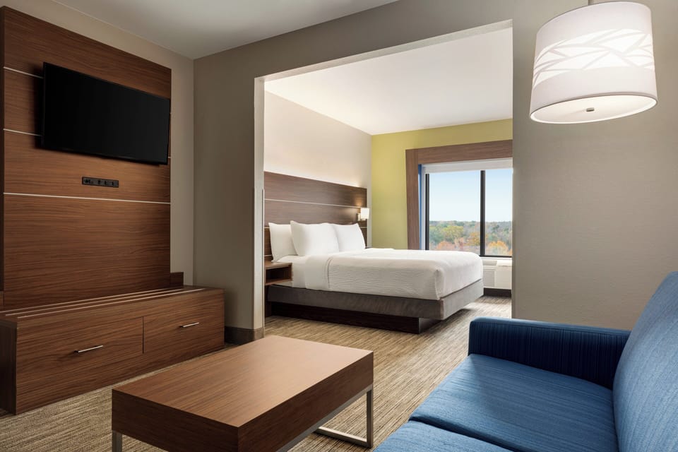 Suite, 1 King Bed | Desk, iron/ironing board, free WiFi, bed sheets