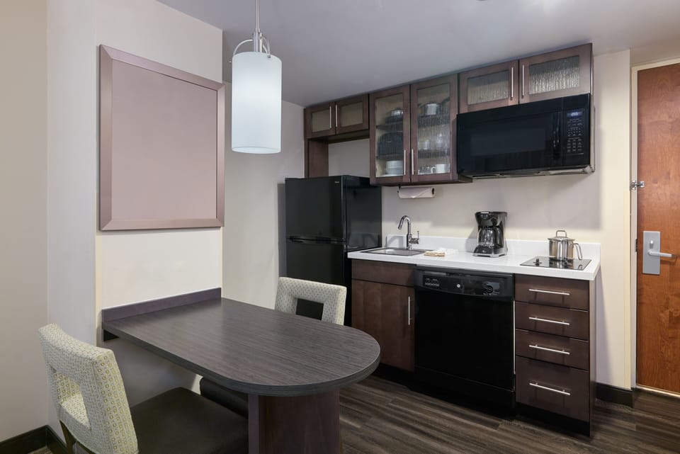 Full-size fridge, microwave, stovetop, dishwasher