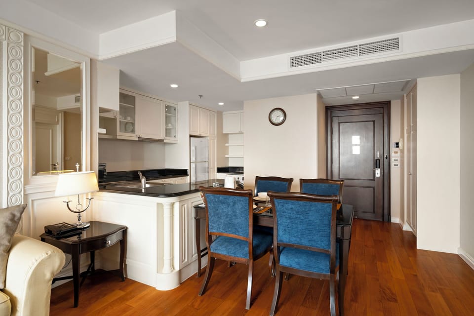 Executive Suite | Private kitchen | Fridge, microwave, coffee/tea maker
