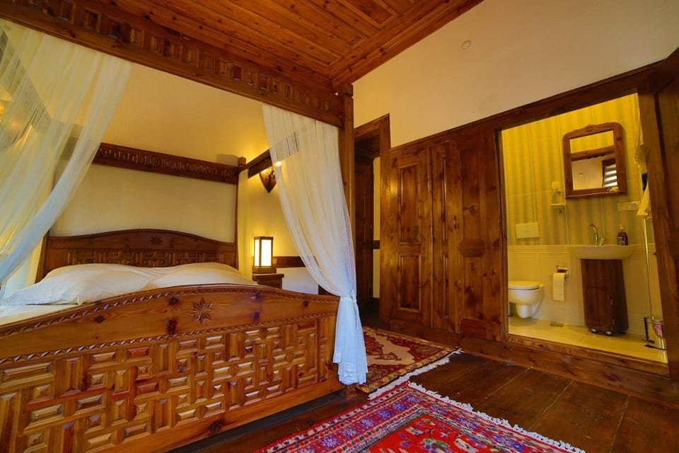 Double Room (202) | In-room safe, desk, free WiFi