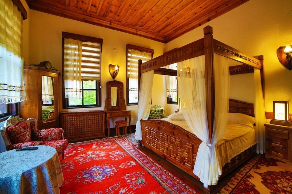 Double Room (202) | In-room safe, desk, free WiFi