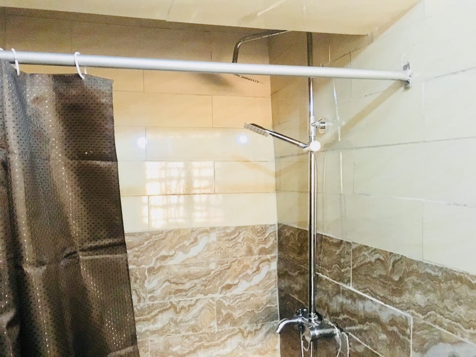 Deluxe Room | Bathroom | Shower, rainfall showerhead, free toiletries, towels