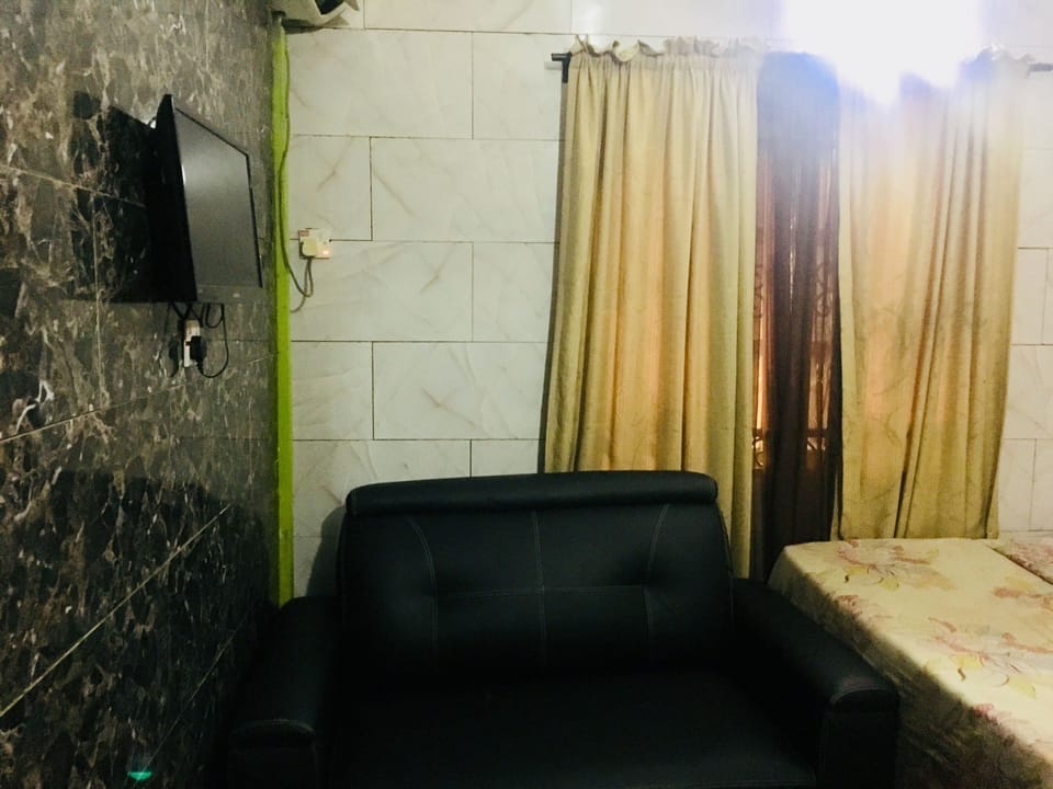 Classic Room | 1 bedroom, in-room safe, desk, laptop workspace