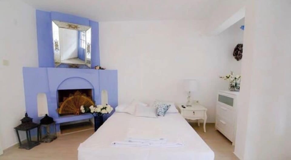 Deluxe Room | Desk, iron/ironing board (on request), WiFi (free), bed sheets