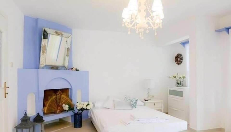 Deluxe Room | Minibar, desk, iron/ironing board, free WiFi