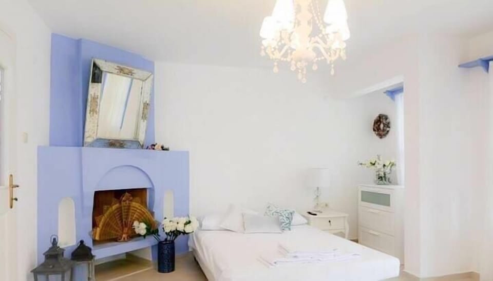 Deluxe Room | Minibar, desk, iron/ironing board, free WiFi