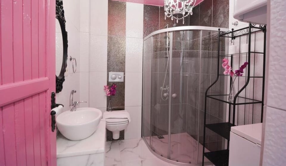 Superior Room | Bathroom | Shower, free toiletries, hair dryer, slippers