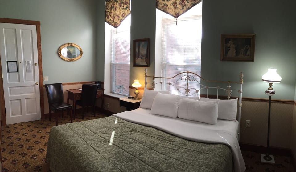 Classic Room, 1 King Bed | Individually decorated, individually furnished, desk, rollaway beds