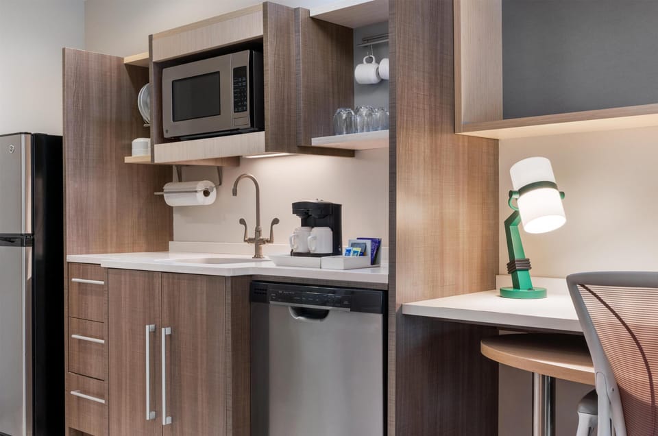 Full-size fridge, microwave, dishwasher, coffee/tea maker