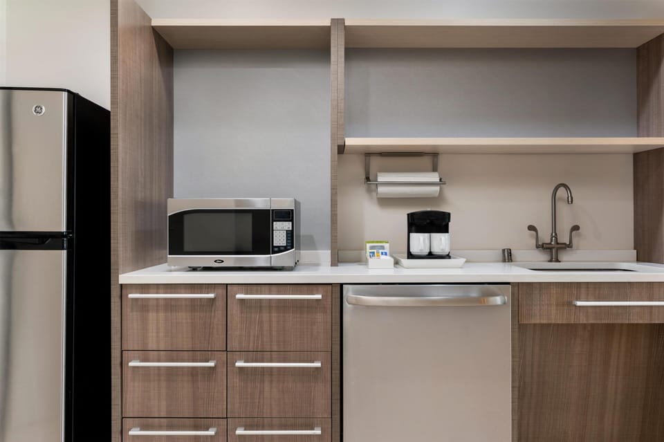 Full-size fridge, microwave, dishwasher, coffee/tea maker