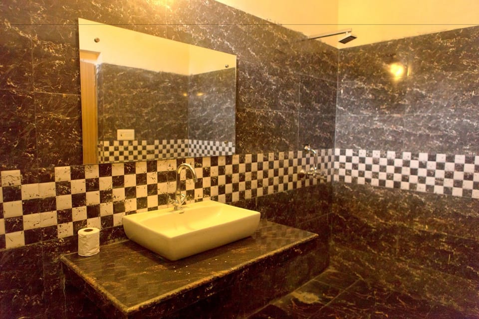 Ac luxury cottage | Bathroom | Shower, rainfall showerhead, free toiletries, towels