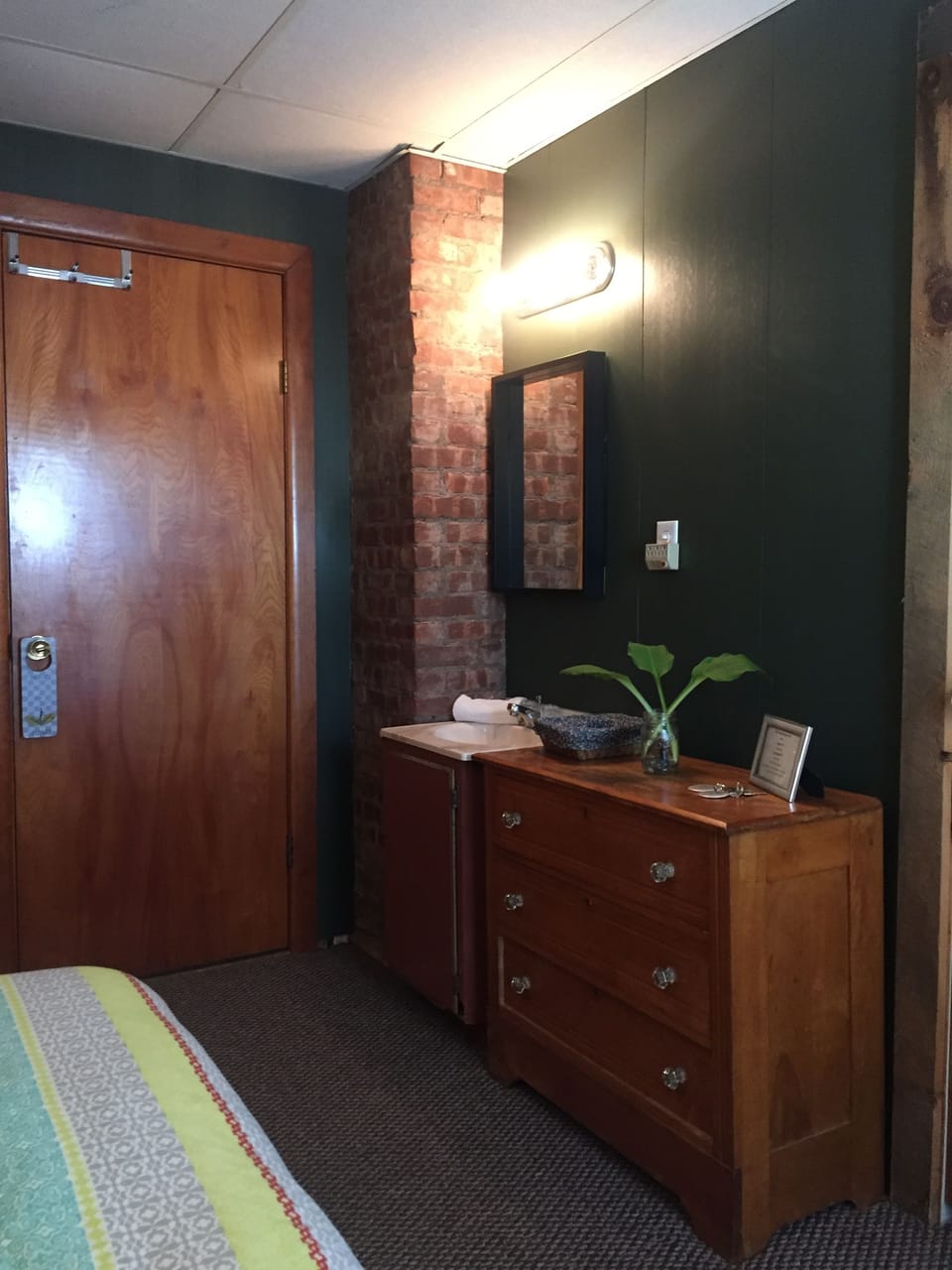 Classic Room, 1 Queen Bed | Free WiFi, bed sheets