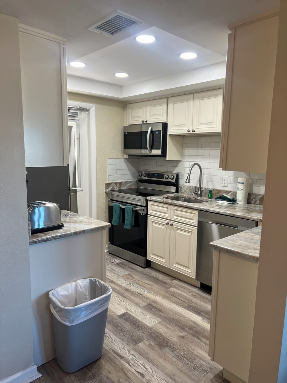 Studio (CAM-S) | Private kitchen | Full-size fridge, microwave, oven, stovetop