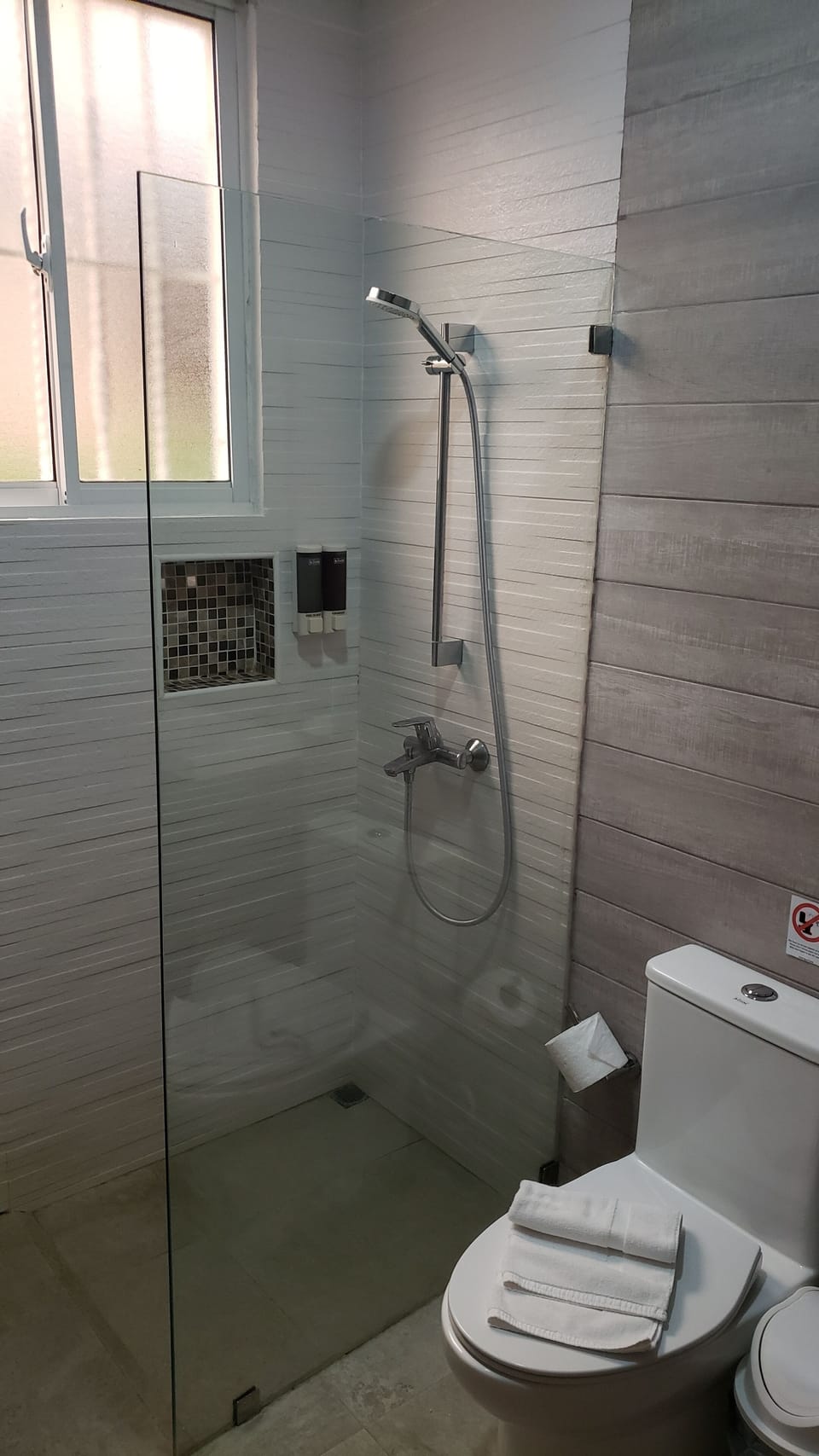 Deluxe Triple Room | Bathroom | Shower, free toiletries, towels, soap