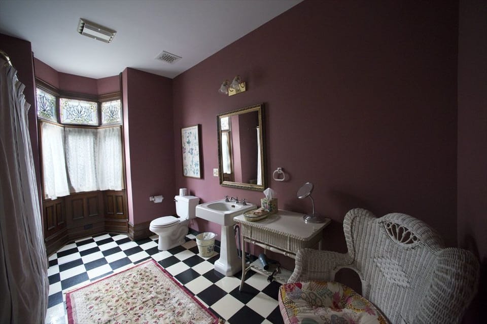 Room 2 - Bridal Room | Bathroom | Free toiletries, towels