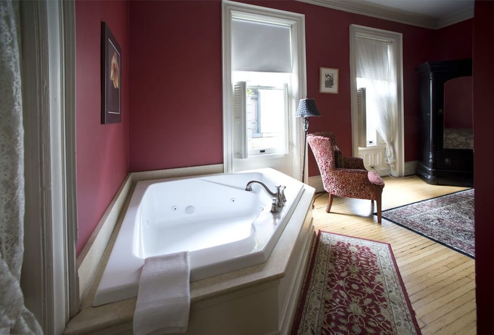 Room 6 - Red Room Suite | Bathroom | Free toiletries, towels