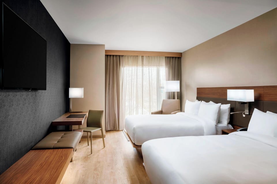 Premium bedding, in-room safe, desk, laptop workspace