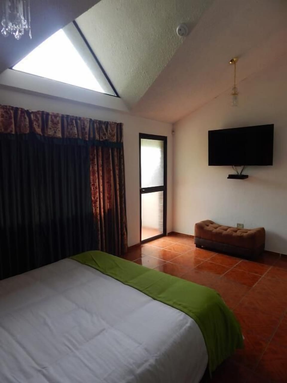 Room, 1 King Bed | Iron/ironing board (on request), WiFi (free)