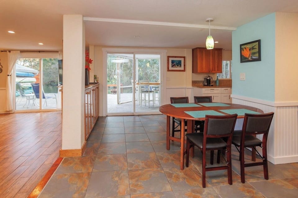 Dining area  facing the weeki wachee river