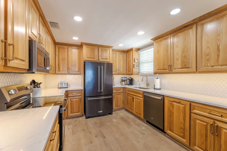 Appliances include refrigerator, stove, oven, microwave, dishwasher.