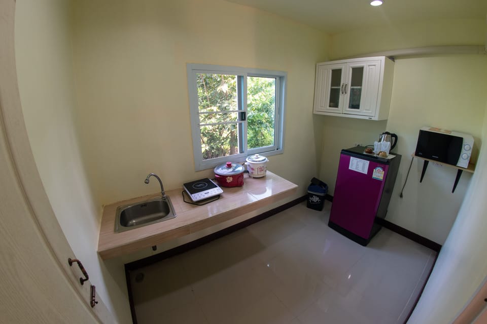 Junior Suite, 1 King Bed, Kitchenette, Garden Area | Private kitchenette | Mini-fridge