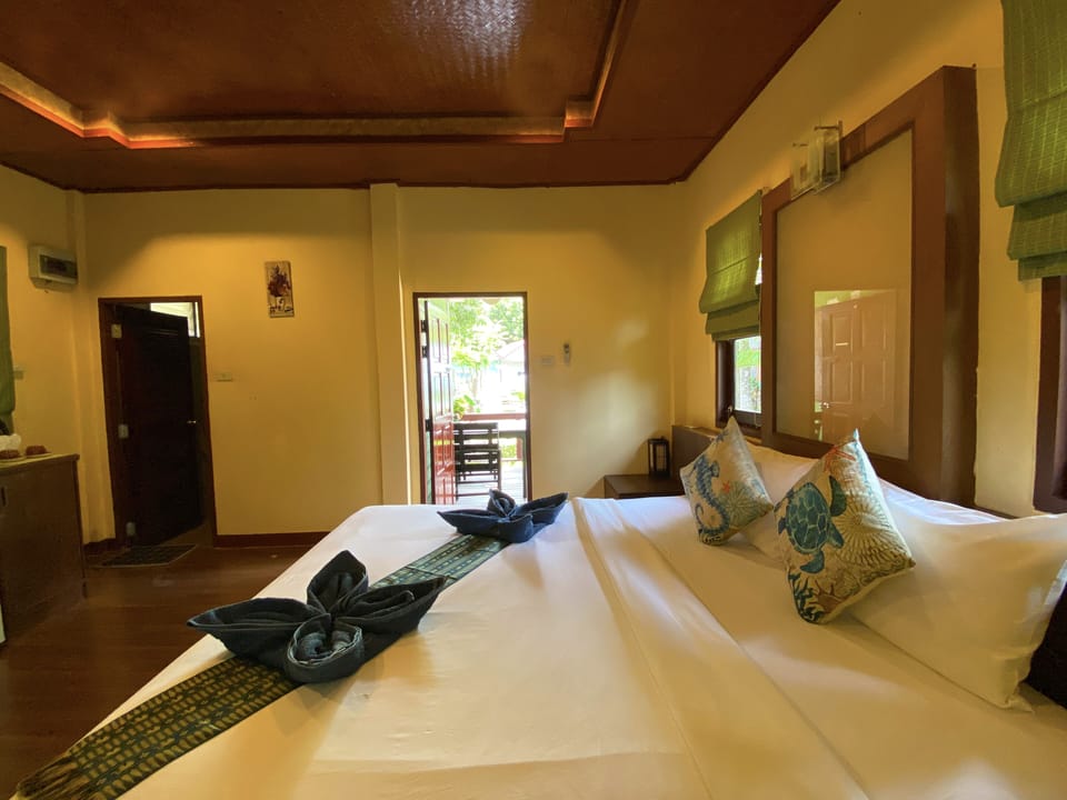 Deluxe Double Room, 1 Bedroom, Garden View, Garden Area | In-room safe, WiFi (free), bed sheets