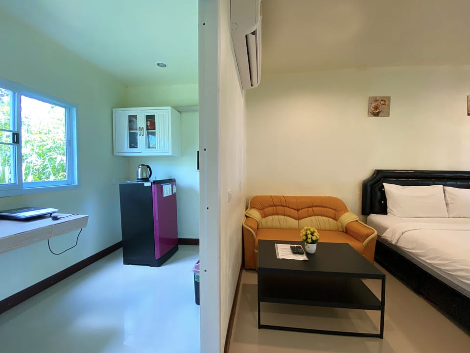 Junior Suite, 1 King Bed, Kitchenette, Garden Area | In-room safe, WiFi (free), bed sheets