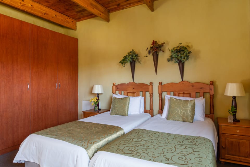 Room 5 | Desk, iron/ironing board, free WiFi