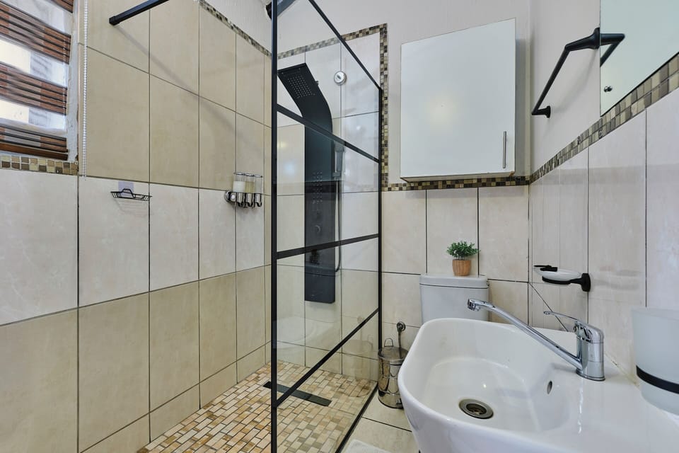Standard Room (Love Room) | Bathroom | Free toiletries, hair dryer
