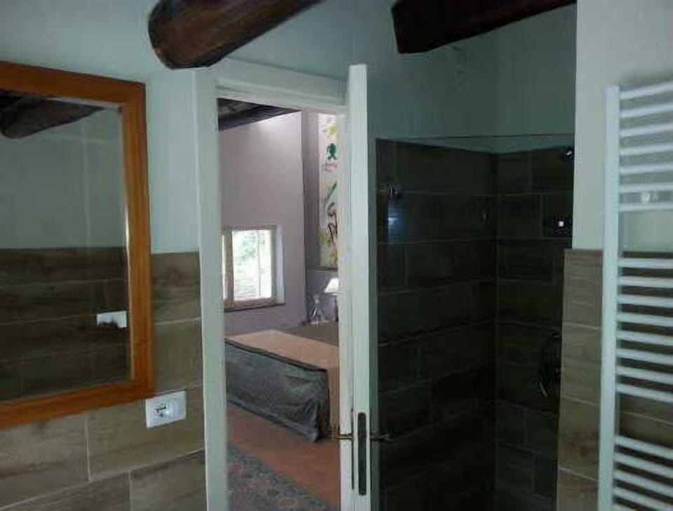 Double Room | Bathroom | Shower, free toiletries, hair dryer, bidet