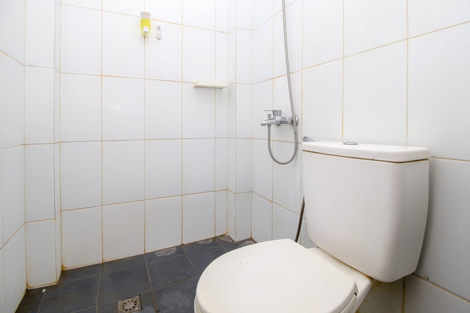 Shower, free toiletries, towels