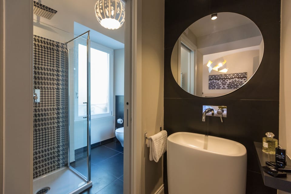 Luxury Studio Suite, Private Bathroom, River View | Bathroom | Shower, rainfall showerhead, designer toiletries, hair dryer