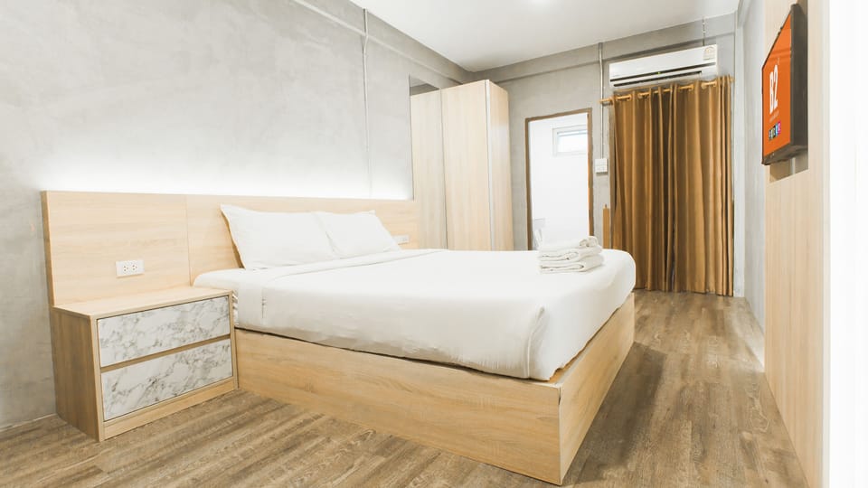 Standard Premier | Blackout drapes, free WiFi, bed sheets