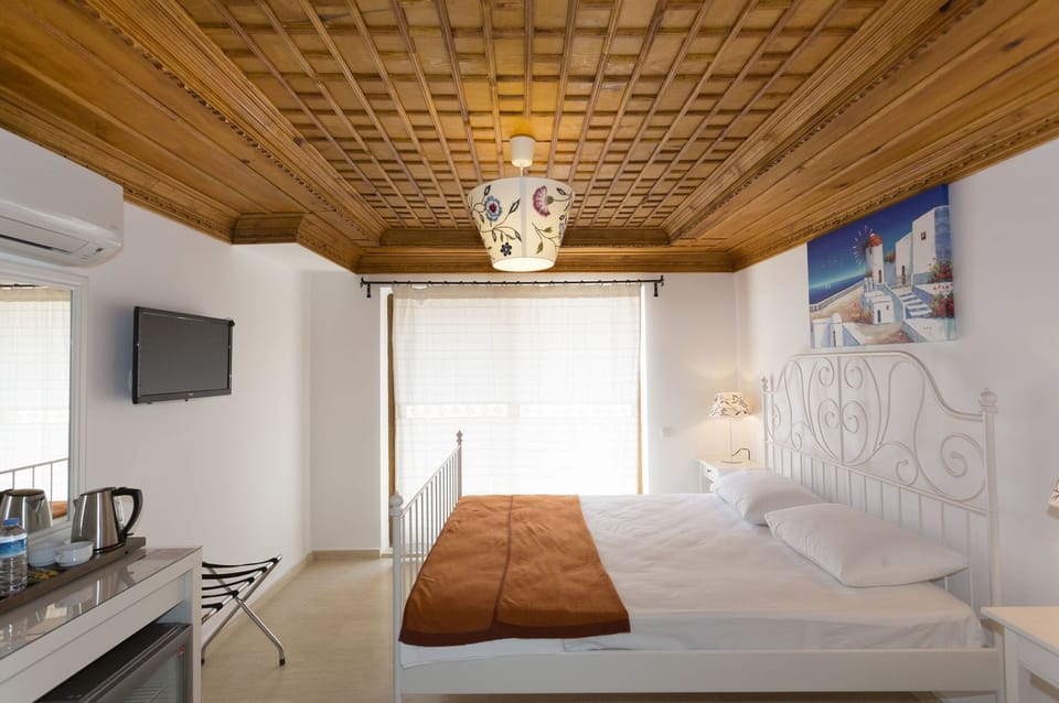 Family Room | Minibar, desk, free cribs/infant beds, free WiFi
