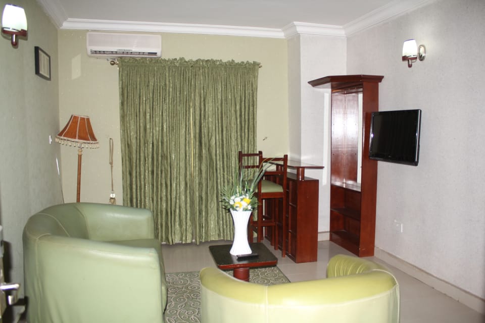 In-room safe, desk, free WiFi