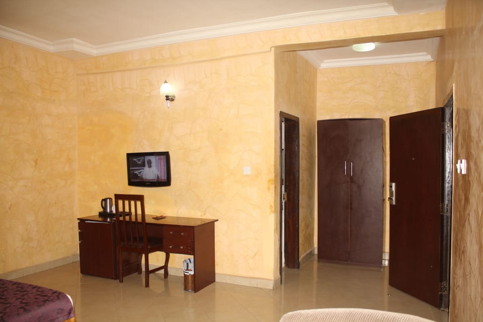 Suite | In-room safe, desk, free WiFi