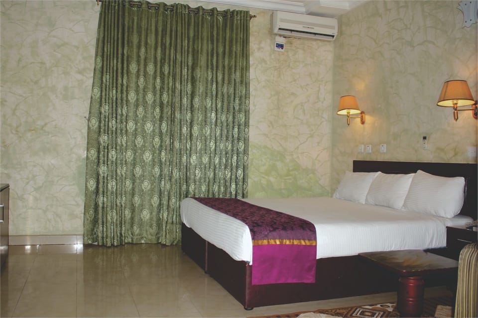 In-room safe, desk, free WiFi