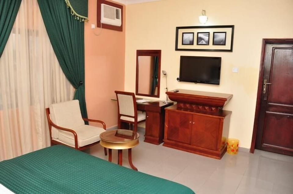 Executive Suite (2) | In-room safe, desk, free WiFi, bed sheets