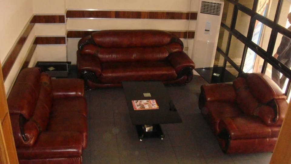 Business Room | In-room safe, desk, free WiFi, bed sheets