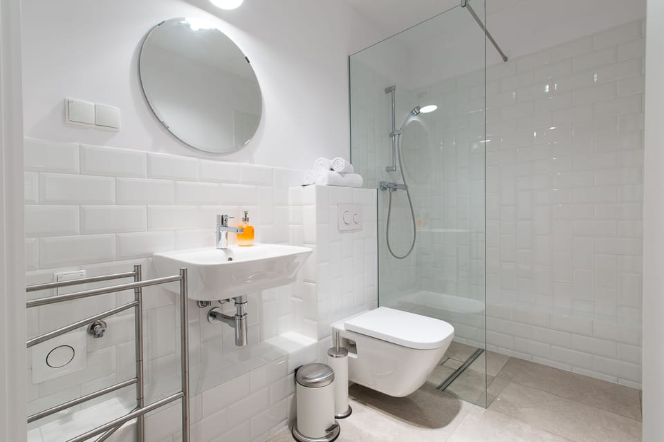 Standard Studio | Bathroom | Shower, free toiletries, hair dryer, towels