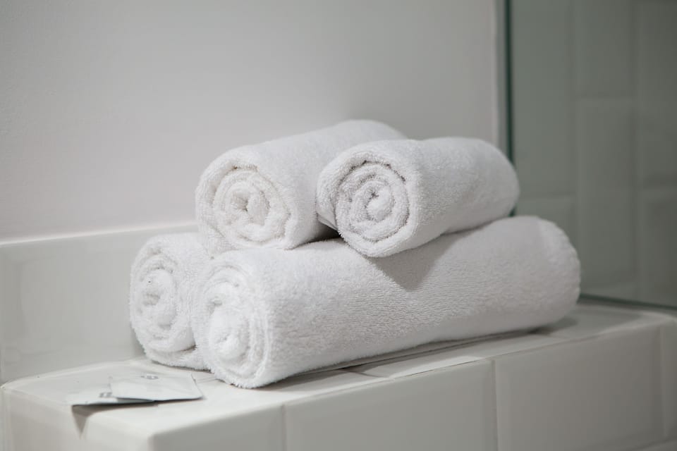 Standard Studio | Bathroom amenities | Shower, free toiletries, hair dryer, towels