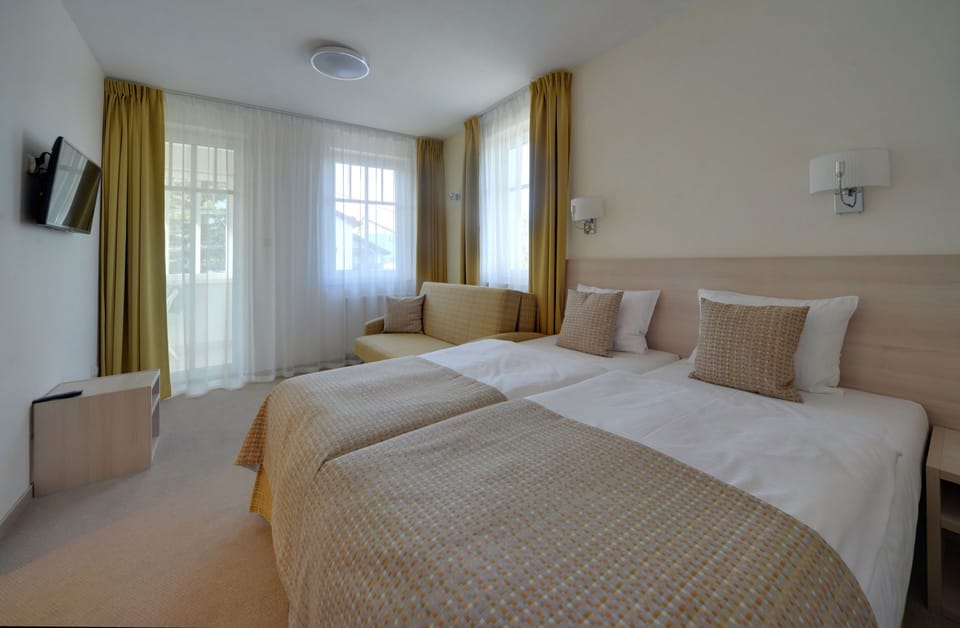 Studio (triple) | Desk, blackout drapes, soundproofing, cribs/infant beds