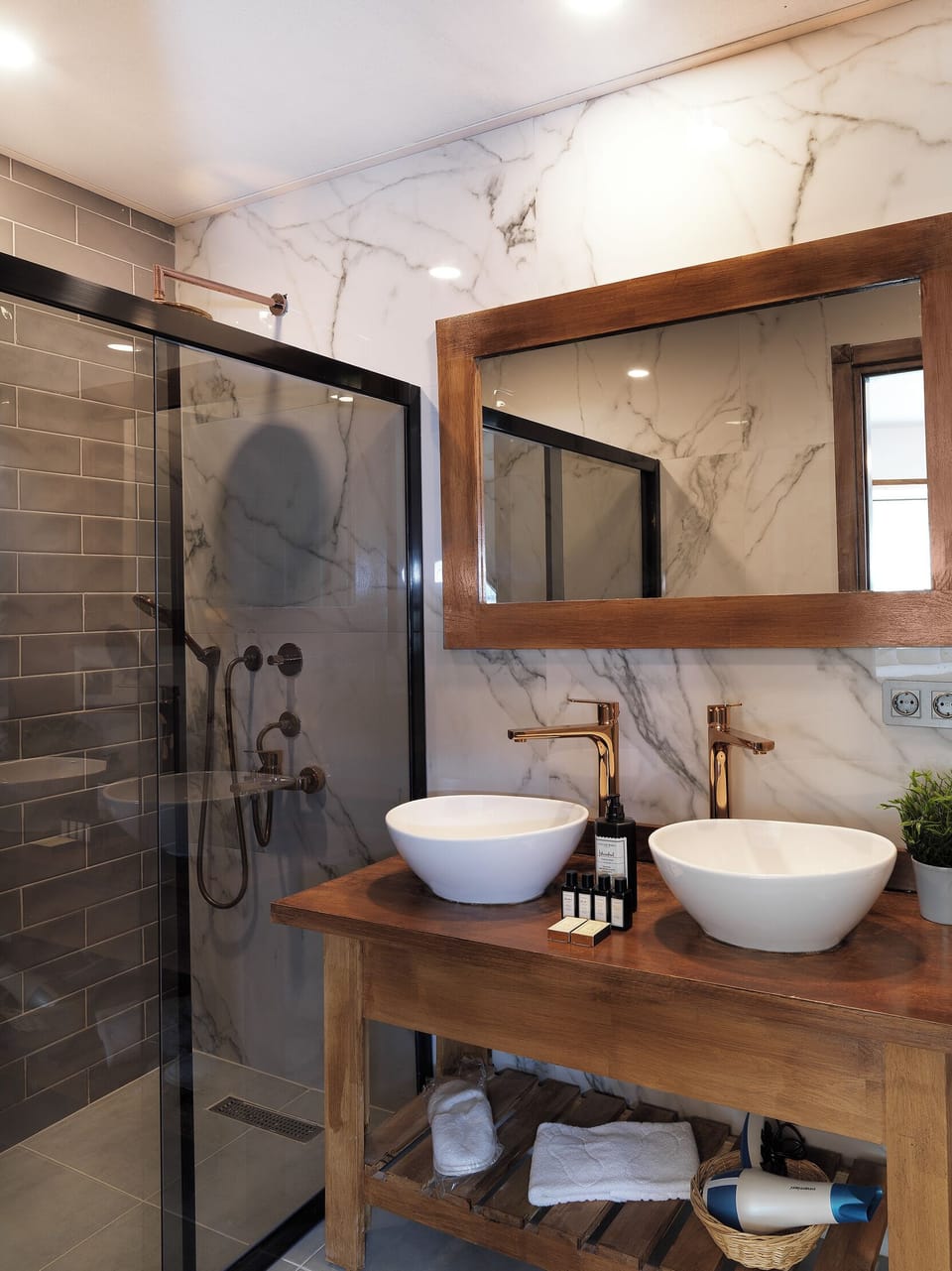 Luxury Room, 1 Bedroom (Bay Window) | Bathroom | Shower, free toiletries, hair dryer, slippers