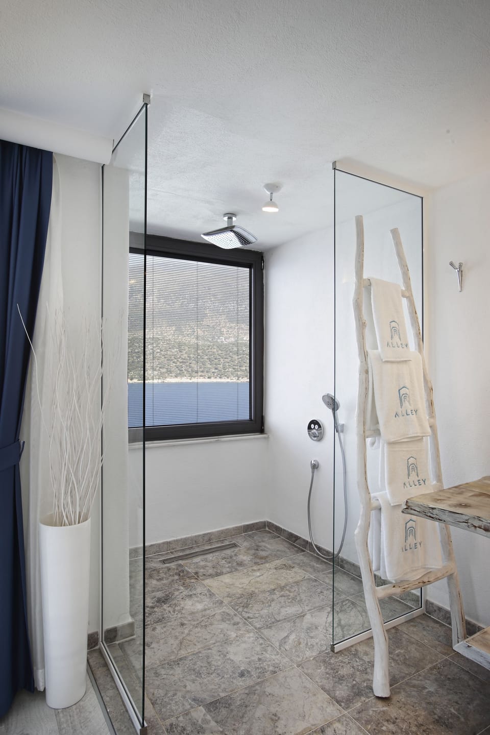 Junior Suite, Sea View | Bathroom | Shower, free toiletries, hair dryer, slippers