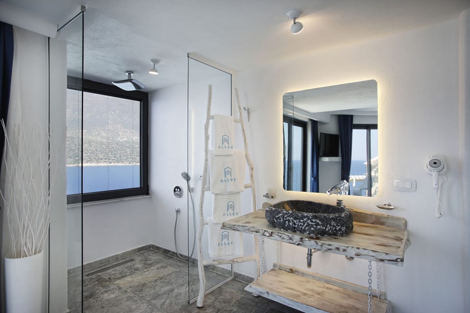 Junior Suite, Sea View | Bathroom | Shower, free toiletries, hair dryer, slippers