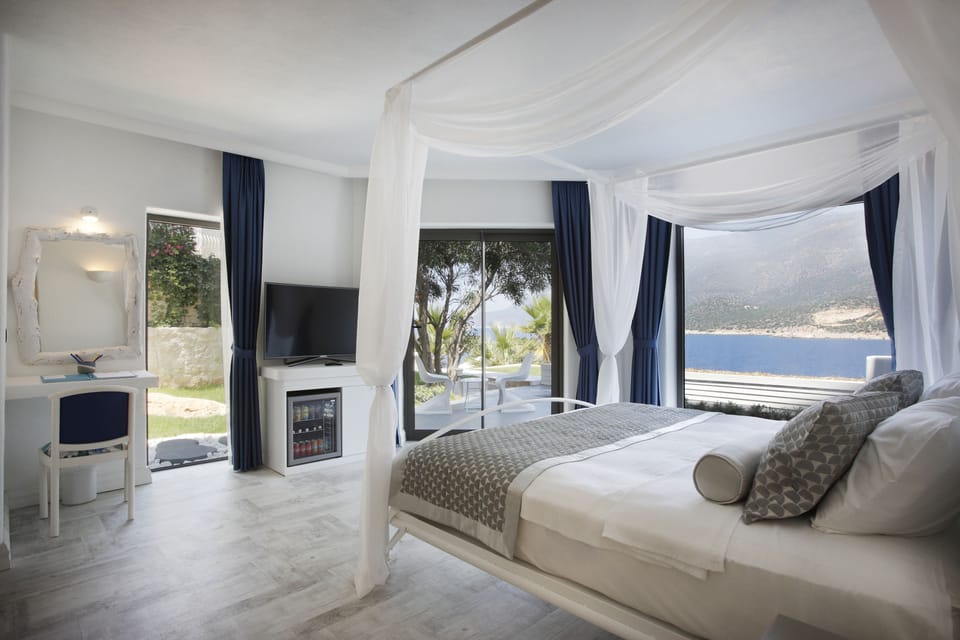 Suite, Jetted Tub, Sea View | Premium bedding, minibar, in-room safe, desk