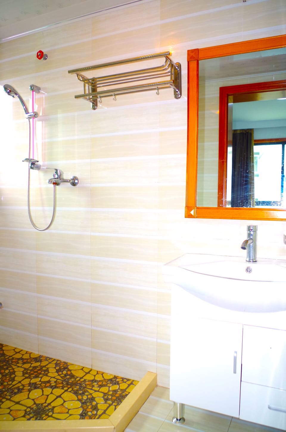 Family Suite | Bathroom | Shower, free toiletries, hair dryer, slippers