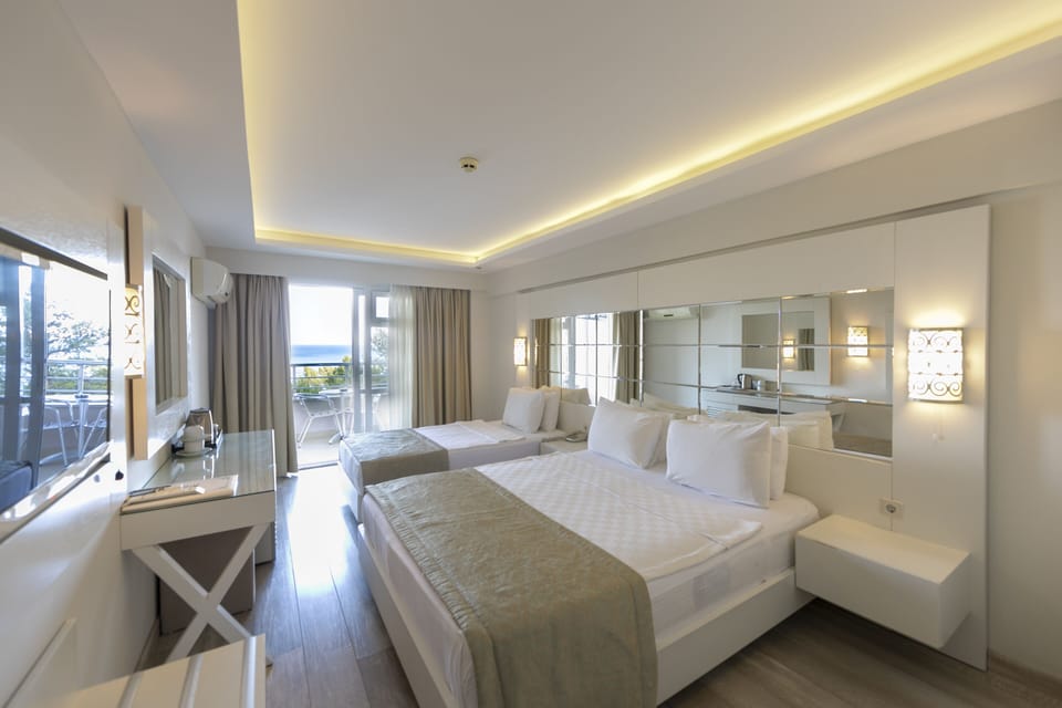 Premium Room, Sea View | Premium bedding, minibar, in-room safe, soundproofing