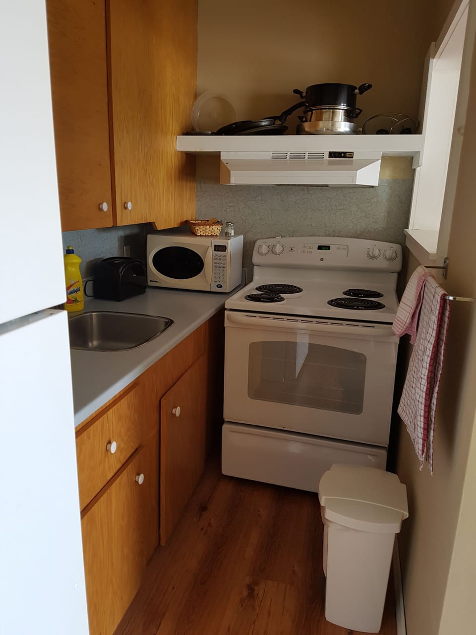 Studio Suite, 1 Queen Bed, Kitchenette | Private kitchenette | Fridge, microwave, coffee/tea maker, reusable coffee/tea filters